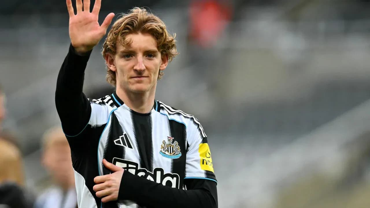 Игрок Newcastle приветствует зрителей на стадионе