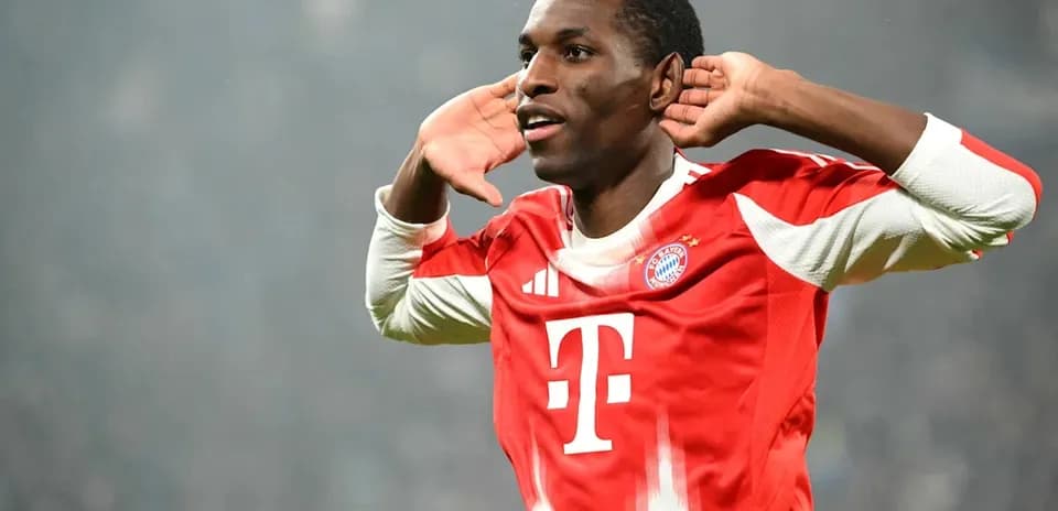 Игрок Bayern Munich празднует гол на поле