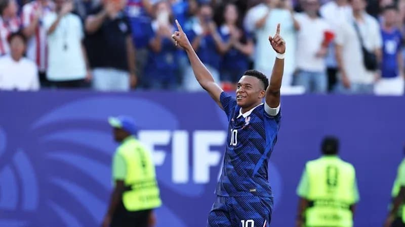 Игрок празднует гол на стадионе FIFA
