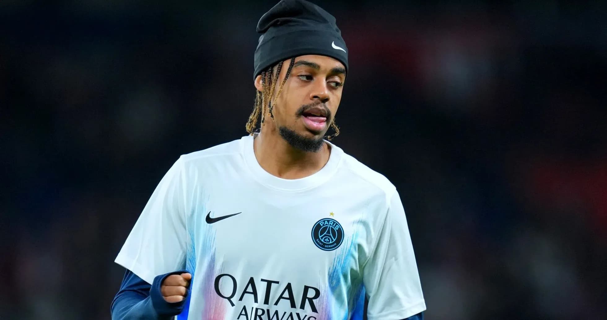 Игрок разминается в форме PSG перед матчем