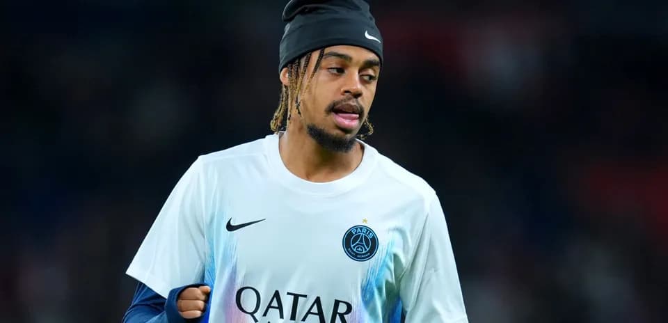 Игрок разминается в форме PSG перед матчем