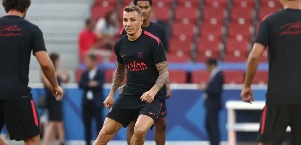 Игроки PSG тренируются на поле перед матчем