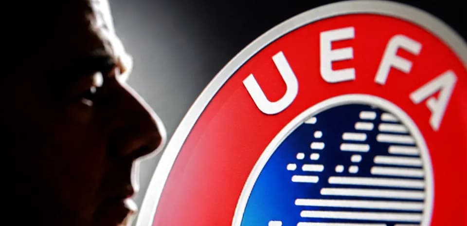 Силуэт человека рядом с логотипом UEFA