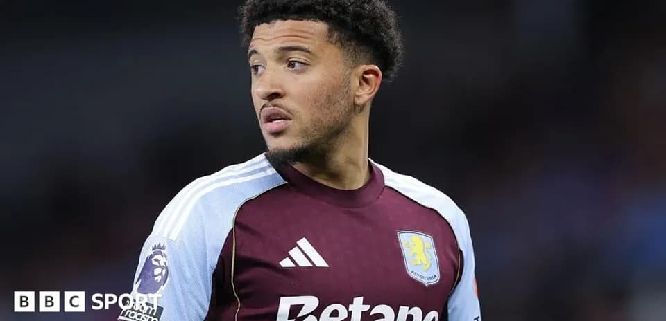 Игрок Aston Villa на поле во время матча