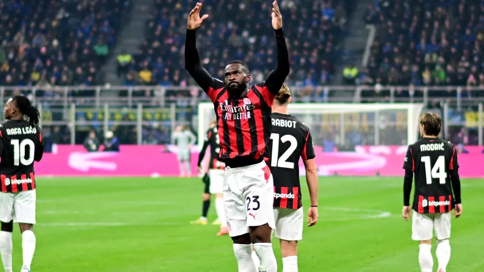 Игроки AC Milan на поле после матча