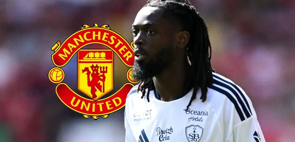 Игрок в форме команды на фоне логотипа Manchester United