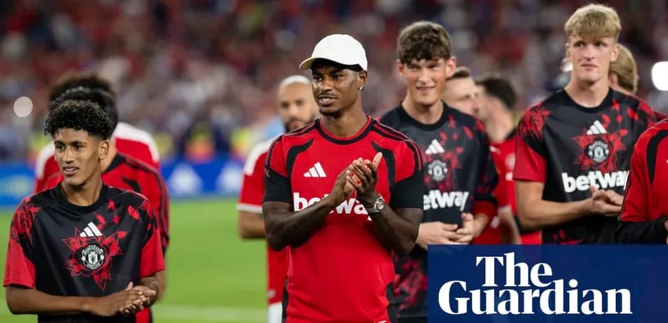 Игроки Manchester United на поле после матча