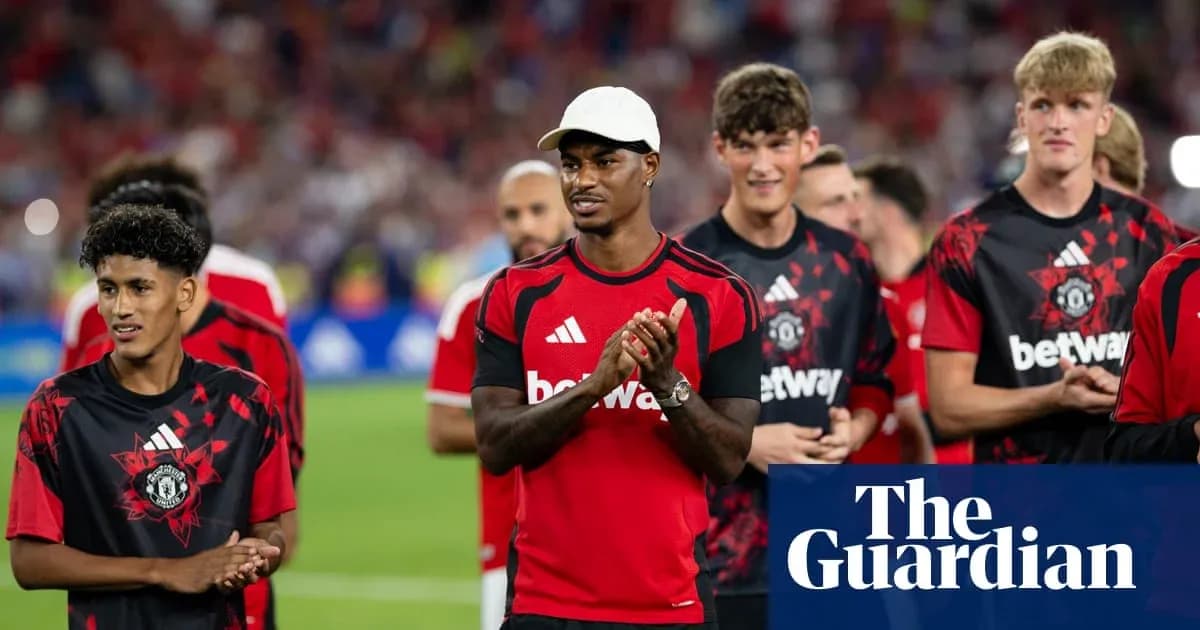 Игроки Manchester United на поле после матча