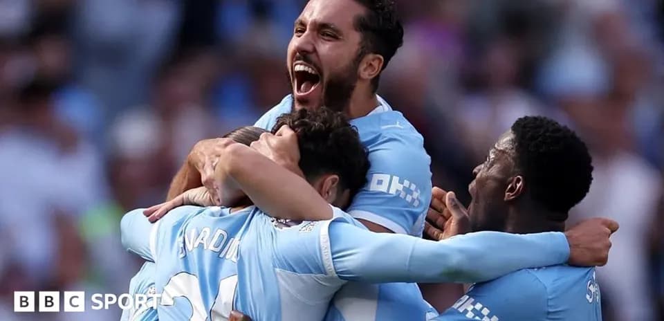 Игроки Manchester City отмечают гол вместе