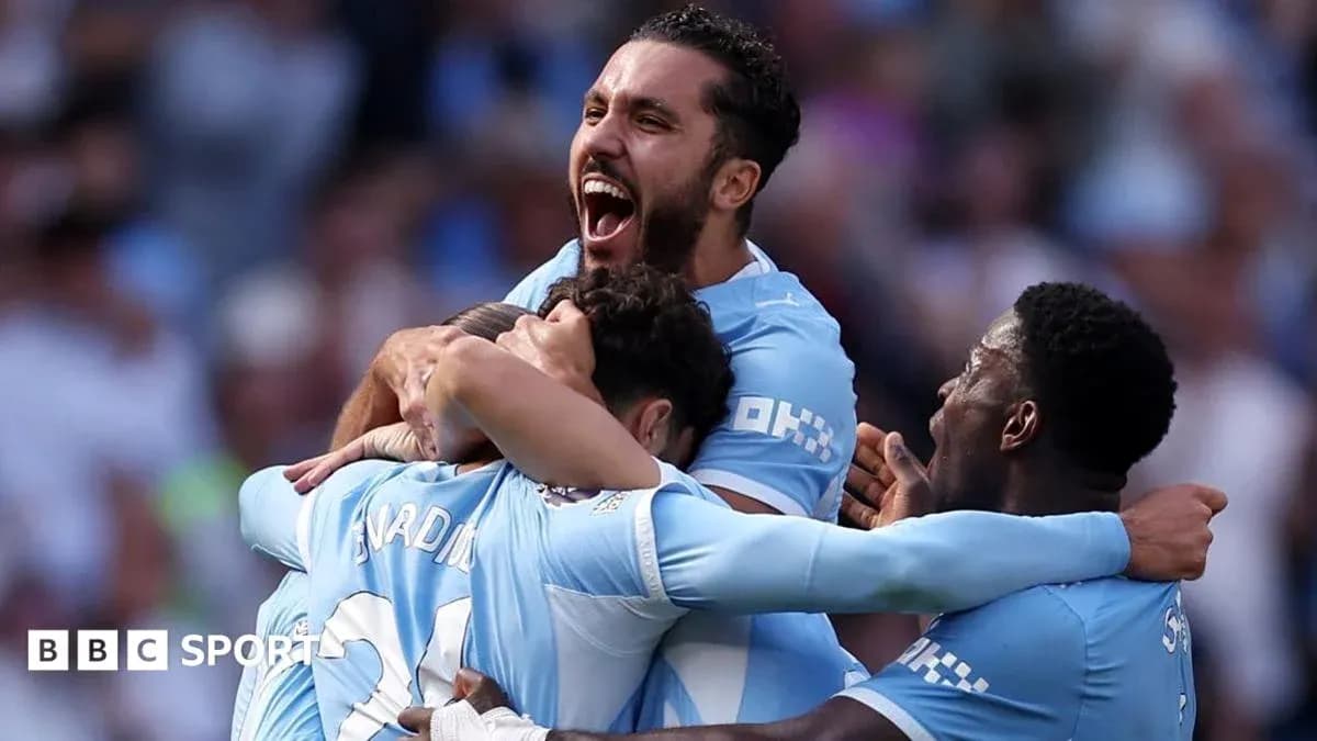 Игроки Manchester City отмечают гол вместе