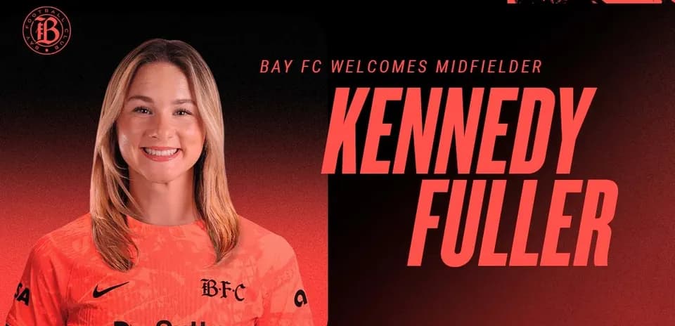 Кенди Фуллер в форме Bay FC на фоне градиента