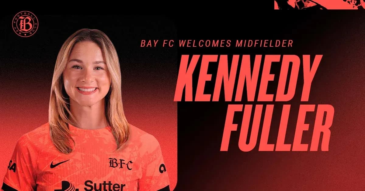 Кенди Фуллер в форме Bay FC на фоне градиента