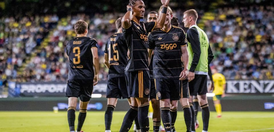 Игроки Ajax отмечают гол на стадионе