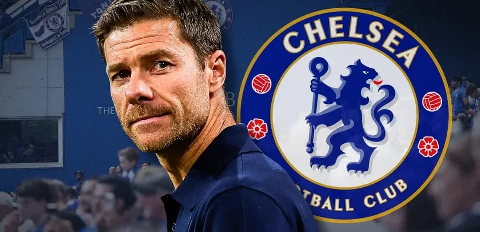 Тренер на фоне логотипа Chelsea Football Club