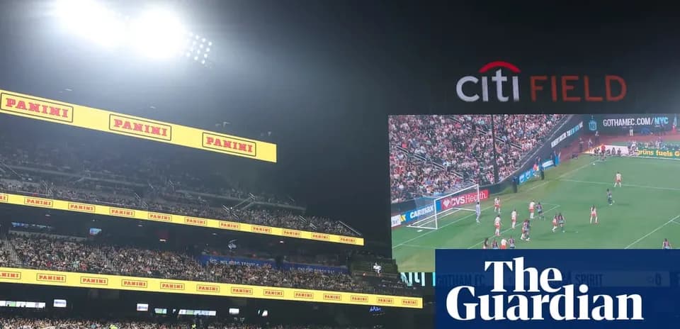 Стадион Citi Field с футбольным матчем на экране