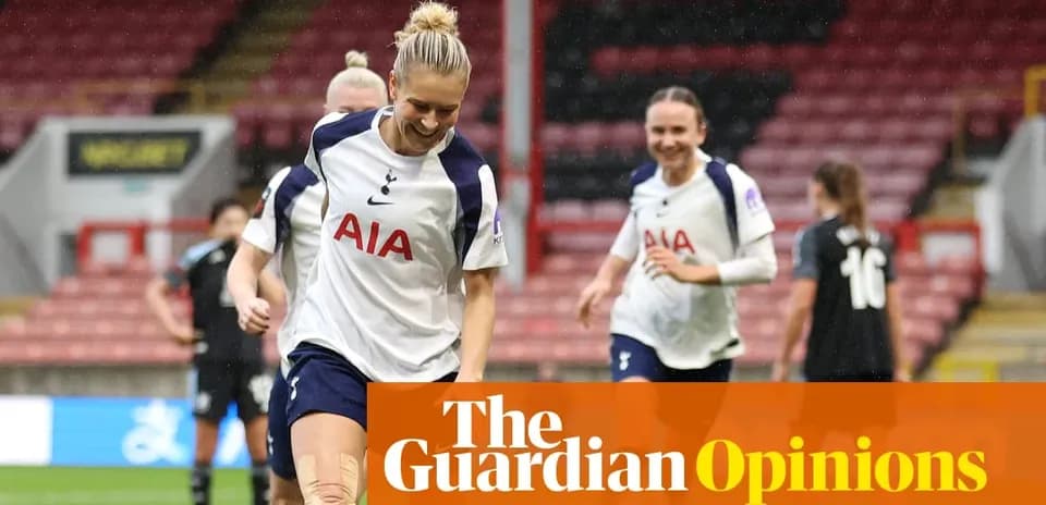 Игроки Tottenham празднуют гол на поле