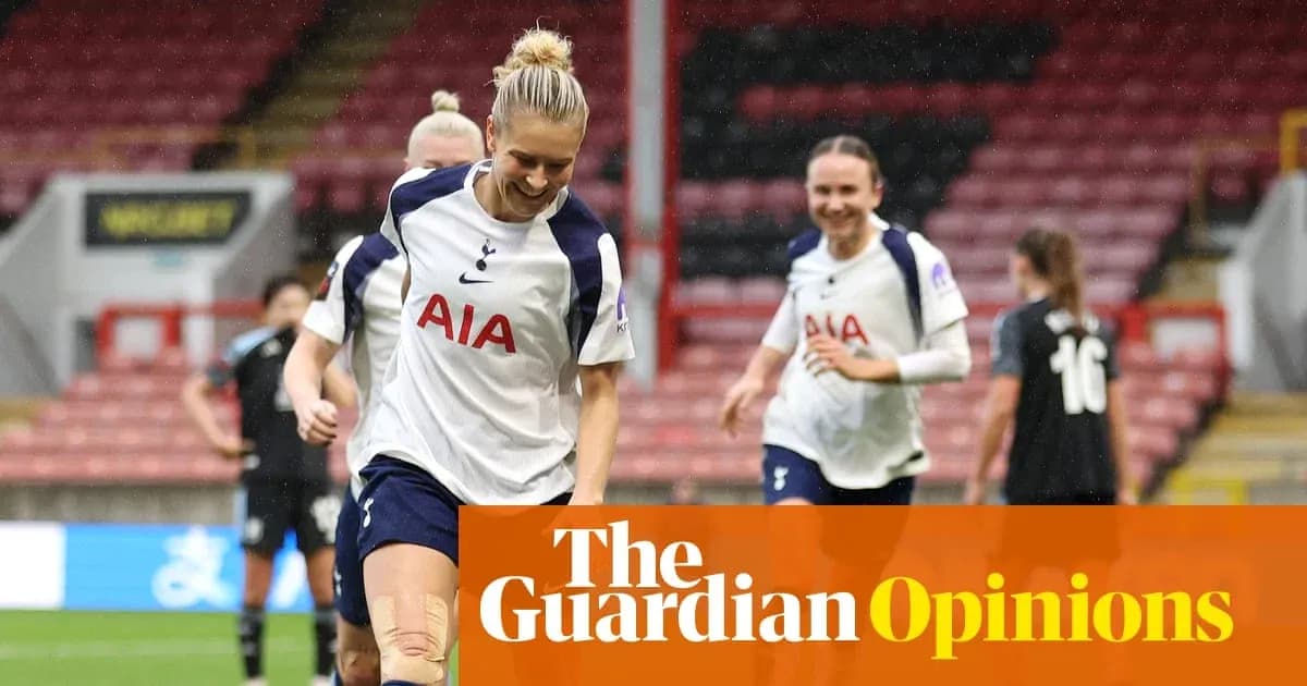 Игроки Tottenham празднуют гол на поле