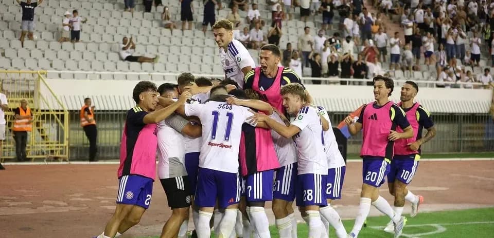 Игроки Андерлехта празднуют гол на стадионе