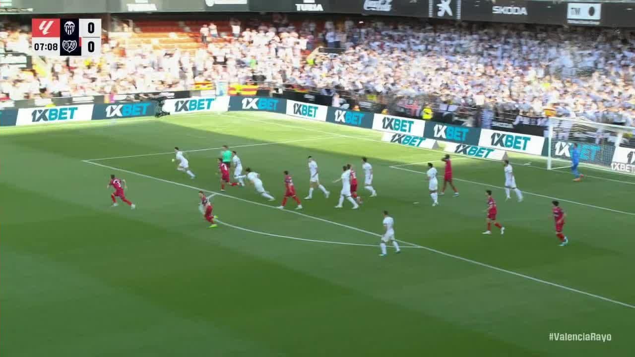 Игроки борются за мяч во время матча