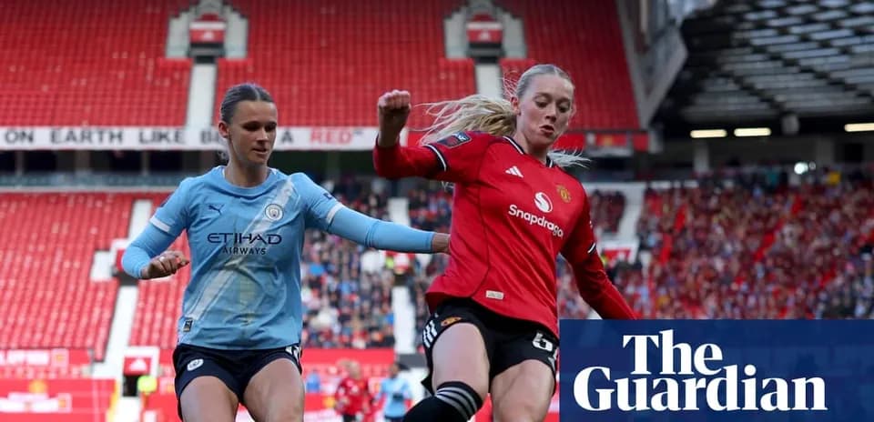 Игроки Manchester City и Manchester United на поле