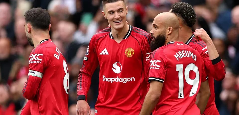 Игроки Manchester United отмечают гол на поле
