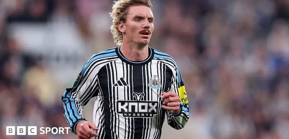 Игрок Newcastle United бежит по полю во время матча