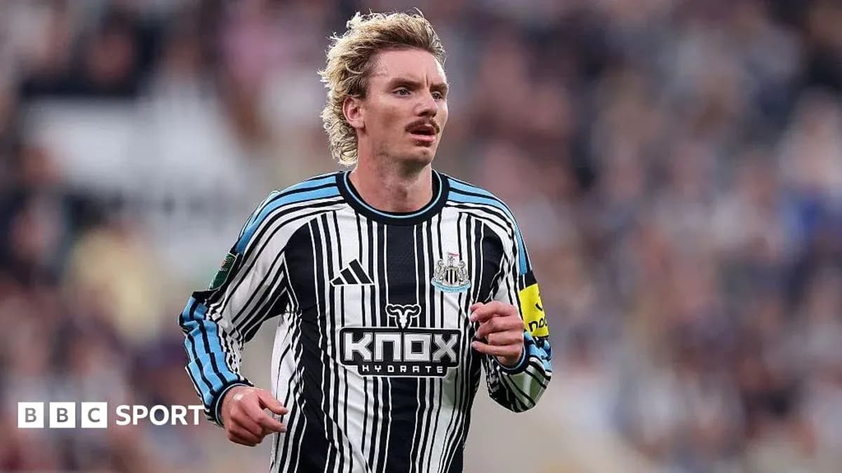 Игрок Newcastle United бежит по полю во время матча