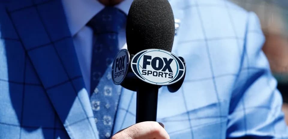 Микрофон FOX Sports в руках ведущего