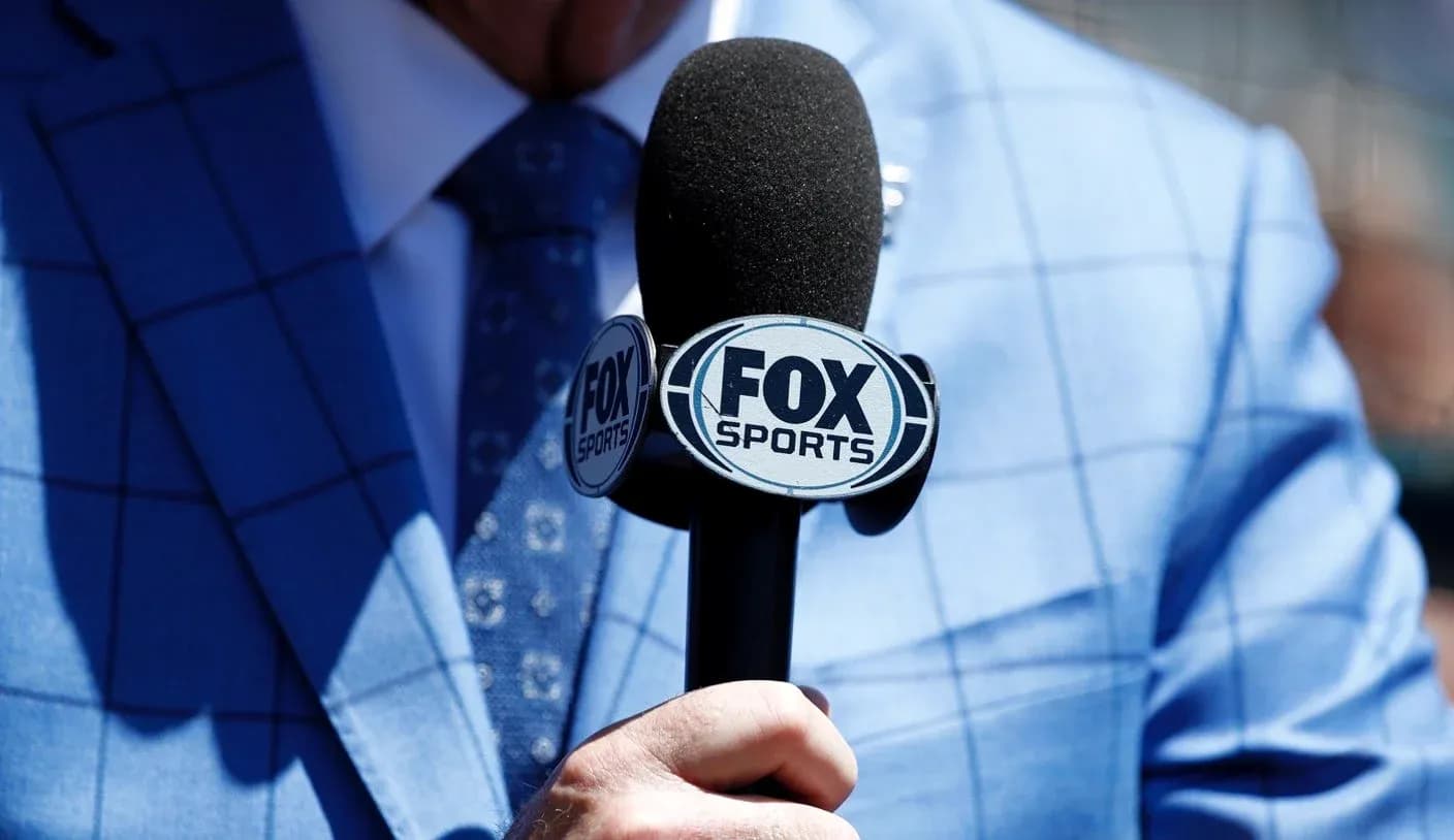 Микрофон FOX Sports в руках ведущего
