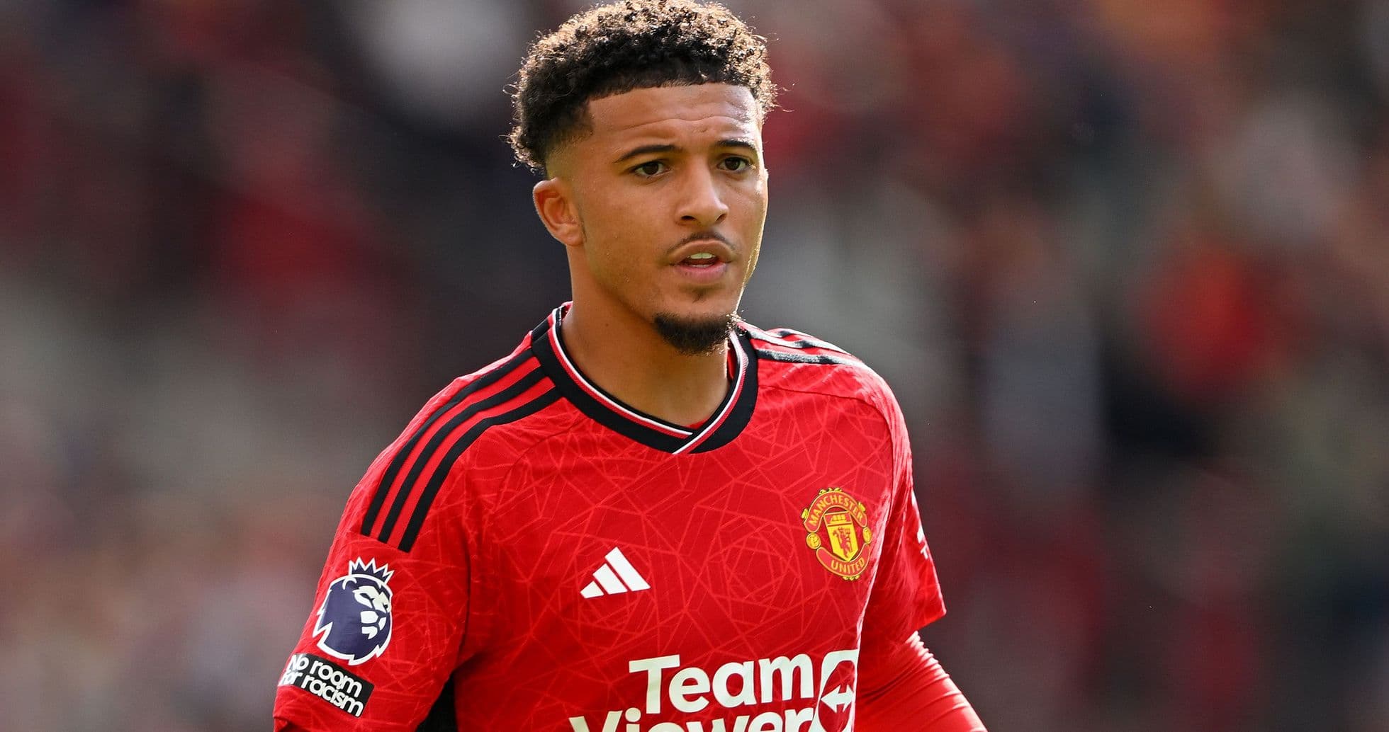 Игрок Manchester United в красной форме на поле