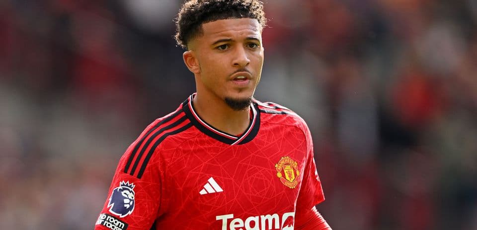 Игрок Manchester United в красной форме на поле