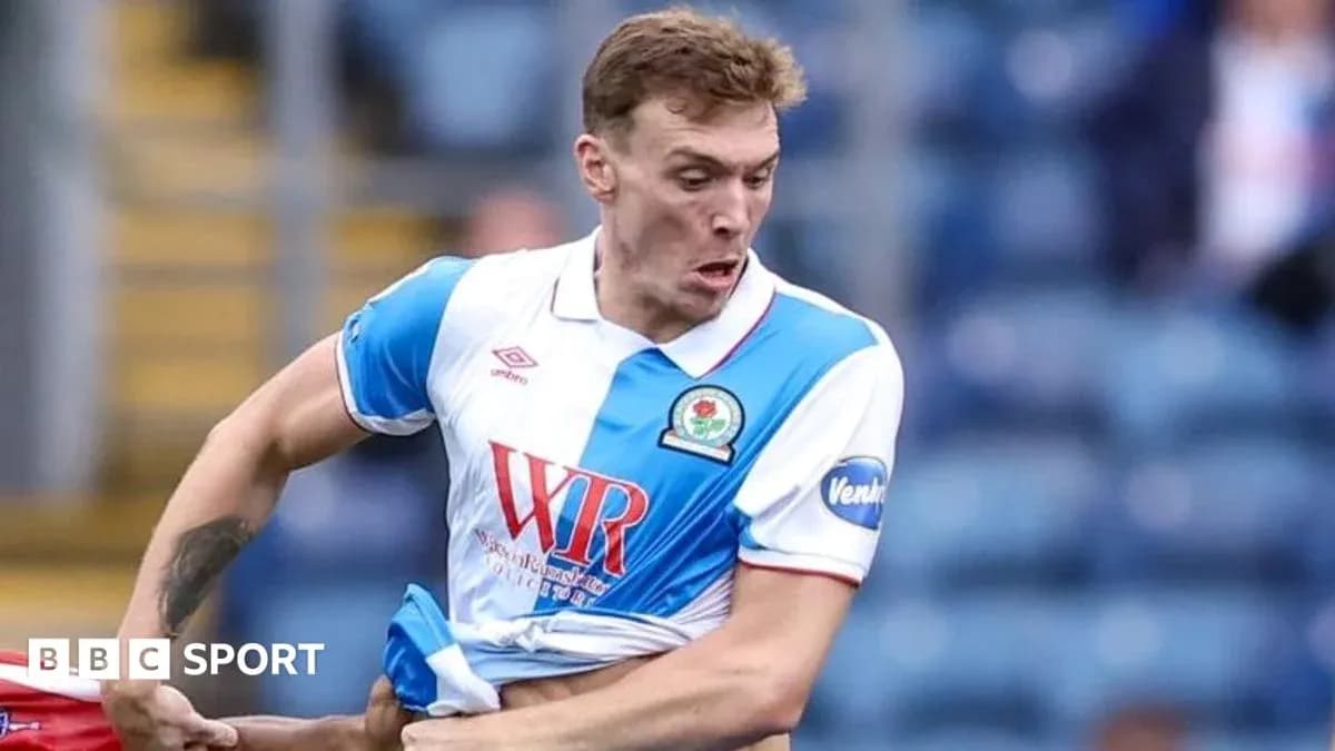 Игрок в футболке Blackburn Rovers в движении