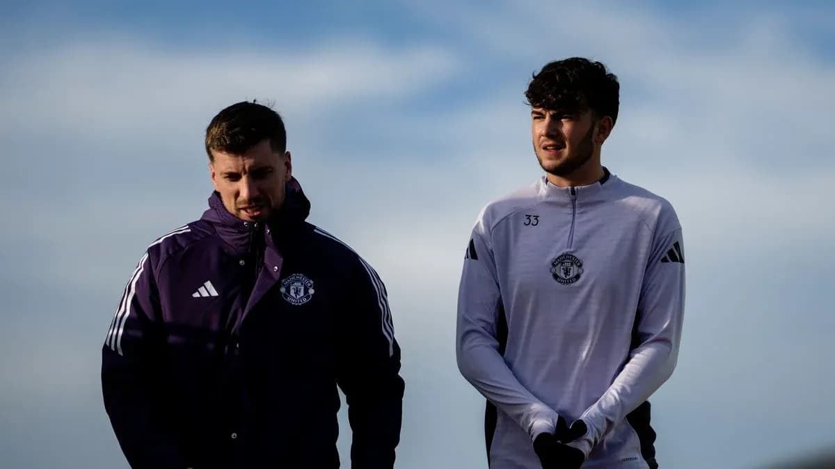 Два игрока Manchester United на тренировочном поле