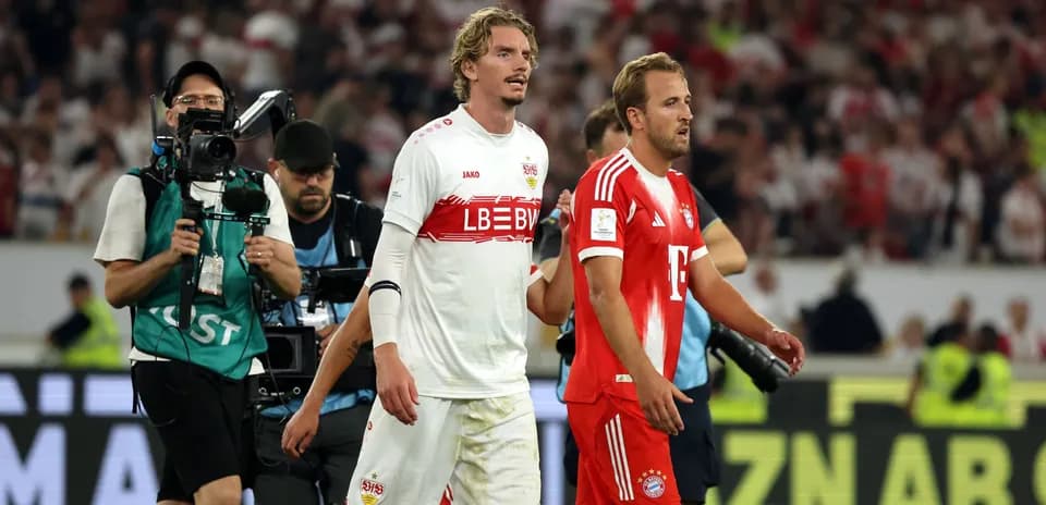 Игроки VfB Stuttgart и Bayern Munich покидают поле