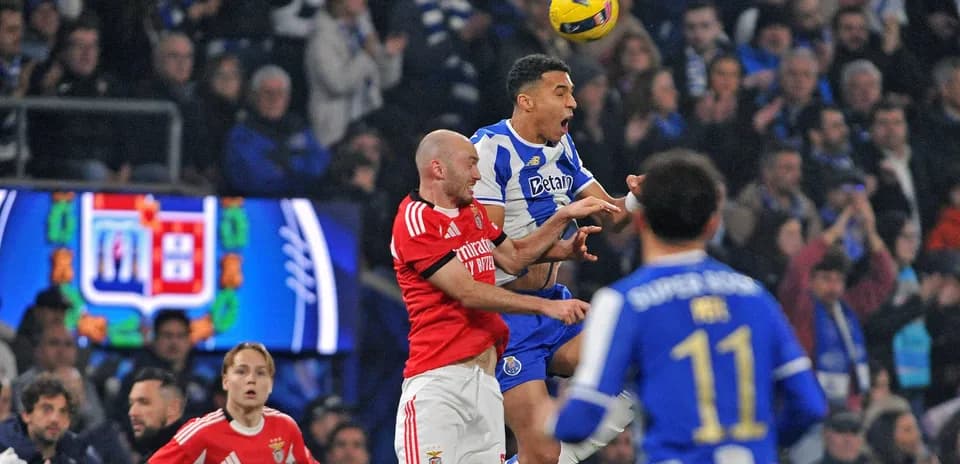 Игроки Porto и Benfica в борьбе за мяч