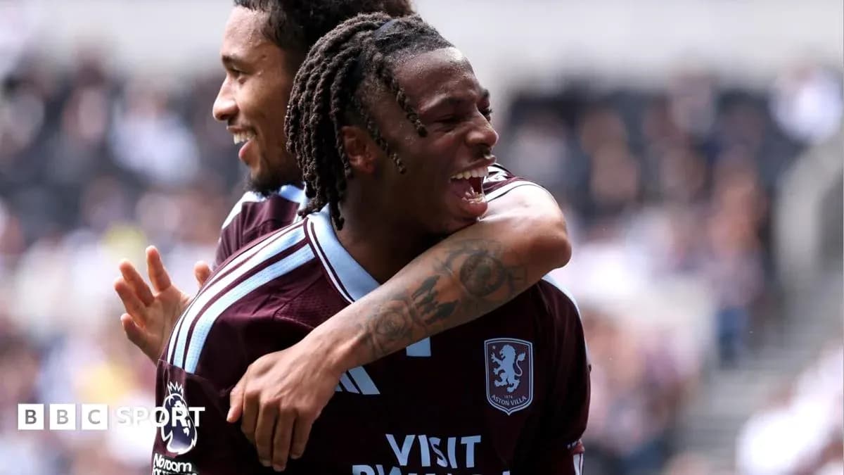 Игроки Aston Villa празднуют забитый гол