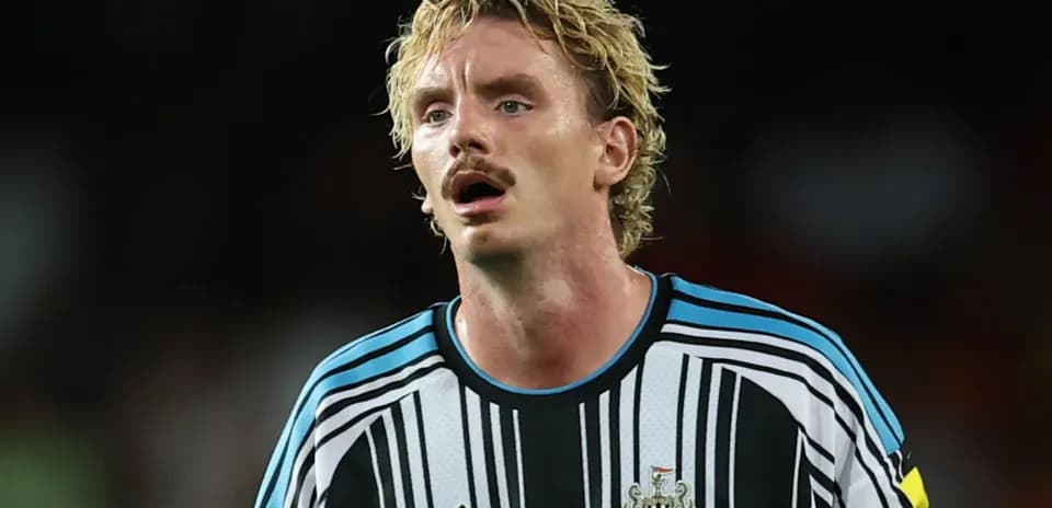 Игрок Newcastle United в футболке с полосками