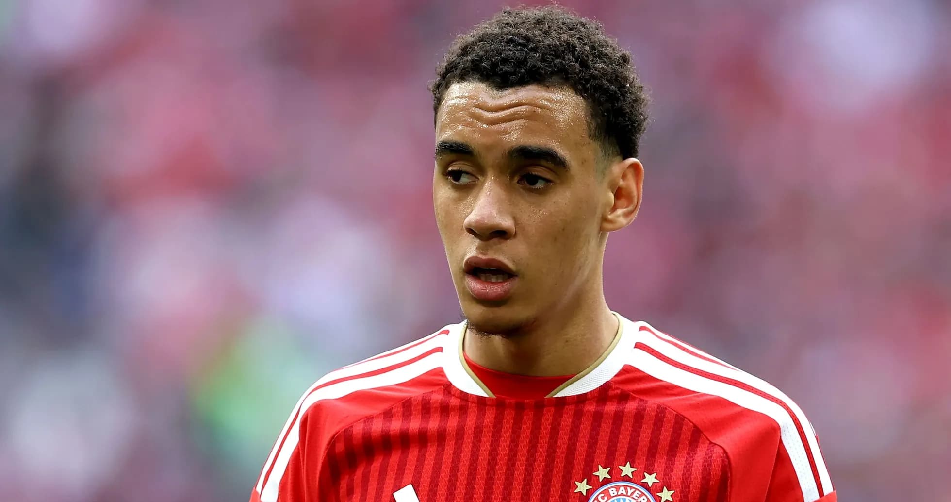 Игрок в красной форме FC Bayern на стадионе