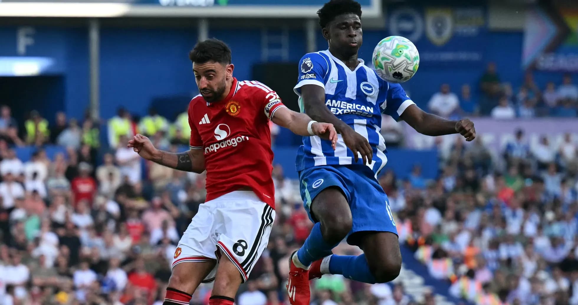 Игроки Manchester United и Brighton борются за мяч