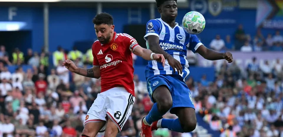 Игроки Manchester United и Brighton борются за мяч