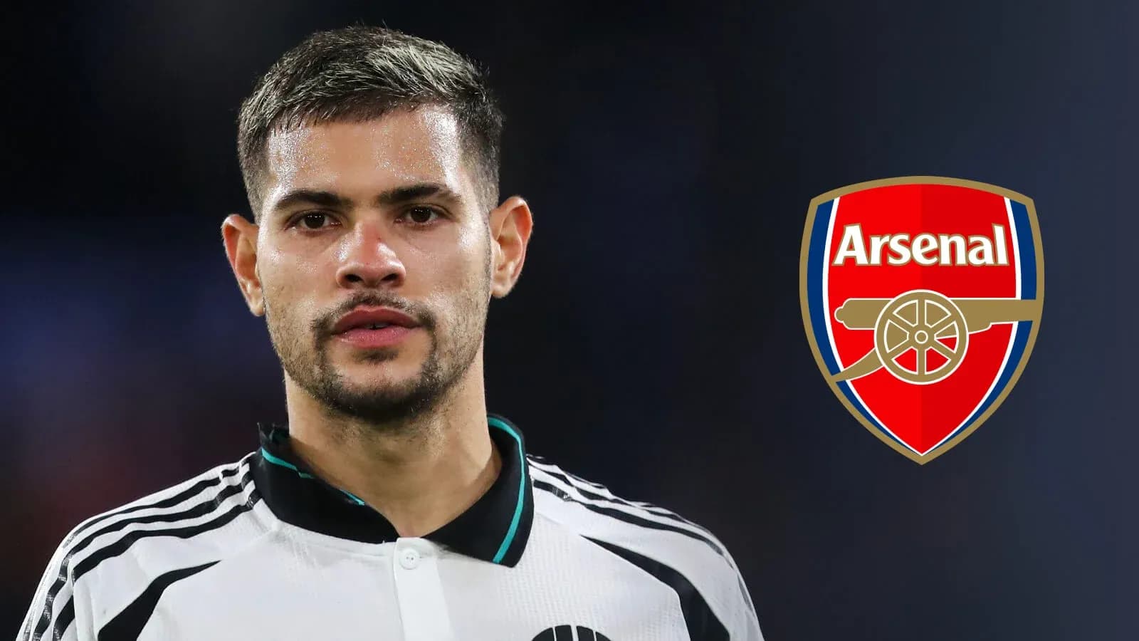 Игрок Arsenal на фоне логотипа клуба