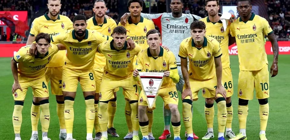 Команда AC Milan на матче против Atalanta