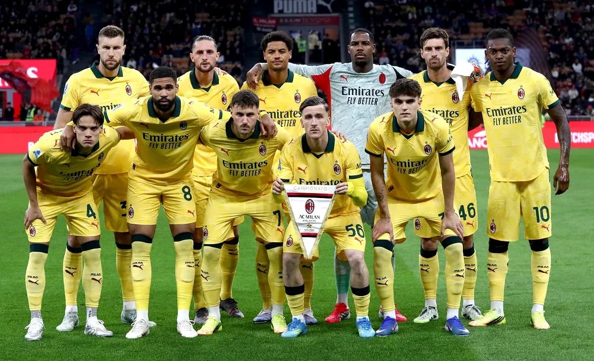 Команда AC Milan на матче против Atalanta