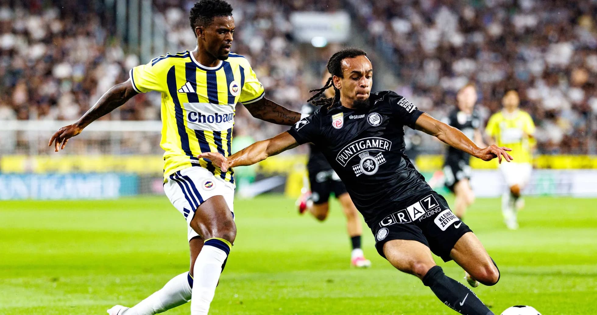 Игроки Sturm Graz и Fenerbahçe в борьбе за мяч