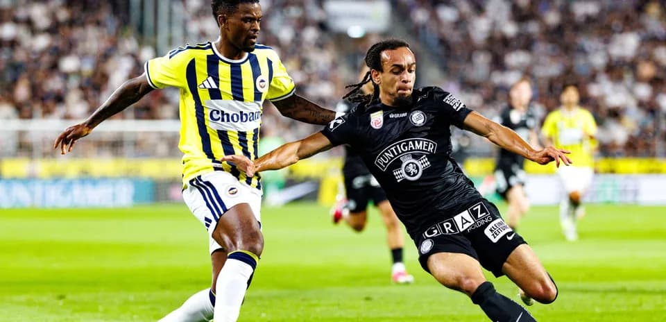 Игроки Sturm Graz и Fenerbahçe в борьбе за мяч