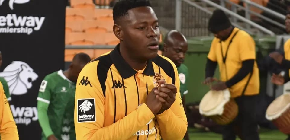 Игрок команды Kaizer Chiefs на поле перед матчем