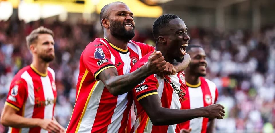 Игроки Brentford празднуют гол на стадионе