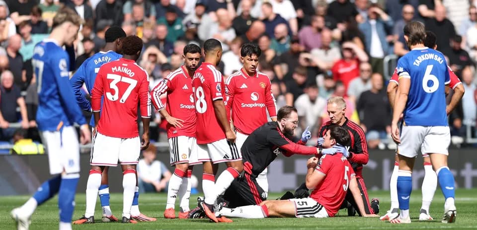 Игроки Manchester United помогают травмированному товарищу