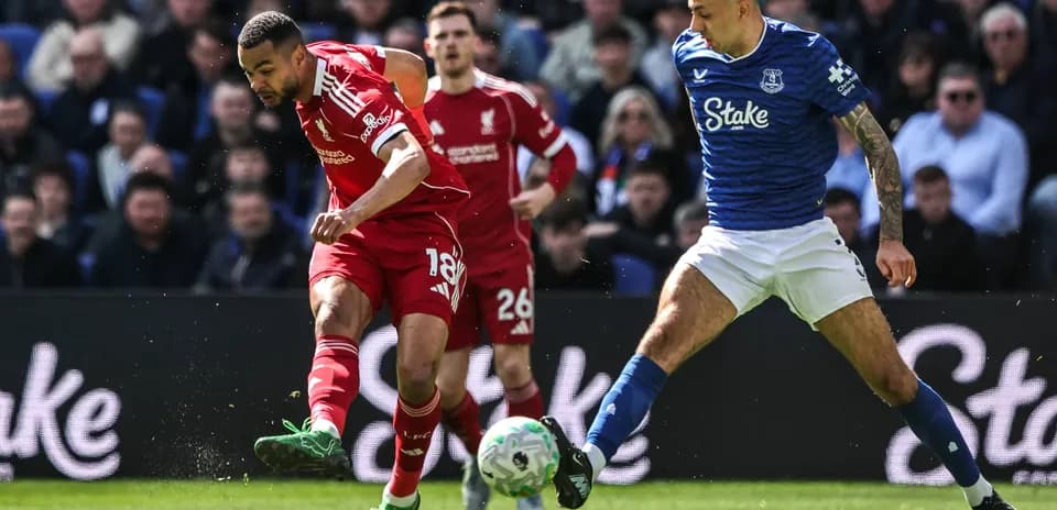 Игроки Ливерпуля и Эвертона борются за мяч