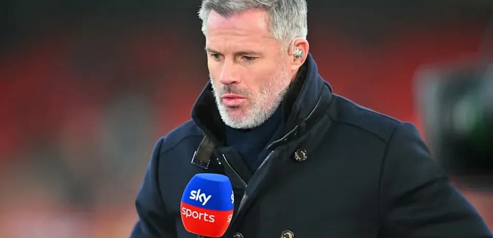 Комментатор с микрофоном Sky Sports на фоне стадиона